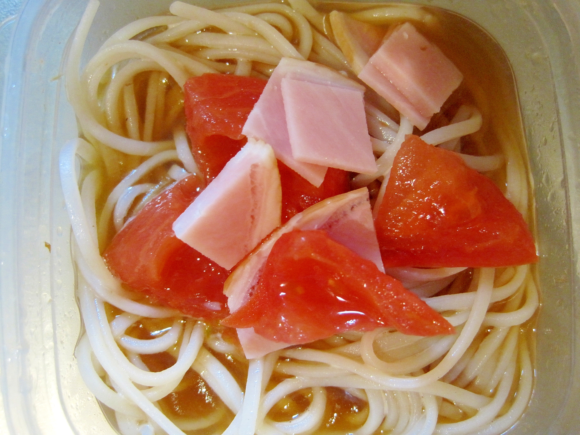 ハムとトマトの冷やし蕎麦