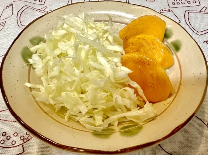 キャベツと柿のサラダ