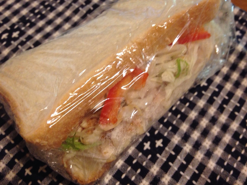 高野豆腐入りバーグのカレー風味サンド。