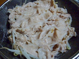 簡単　豚肉ともやしのザル蒸し