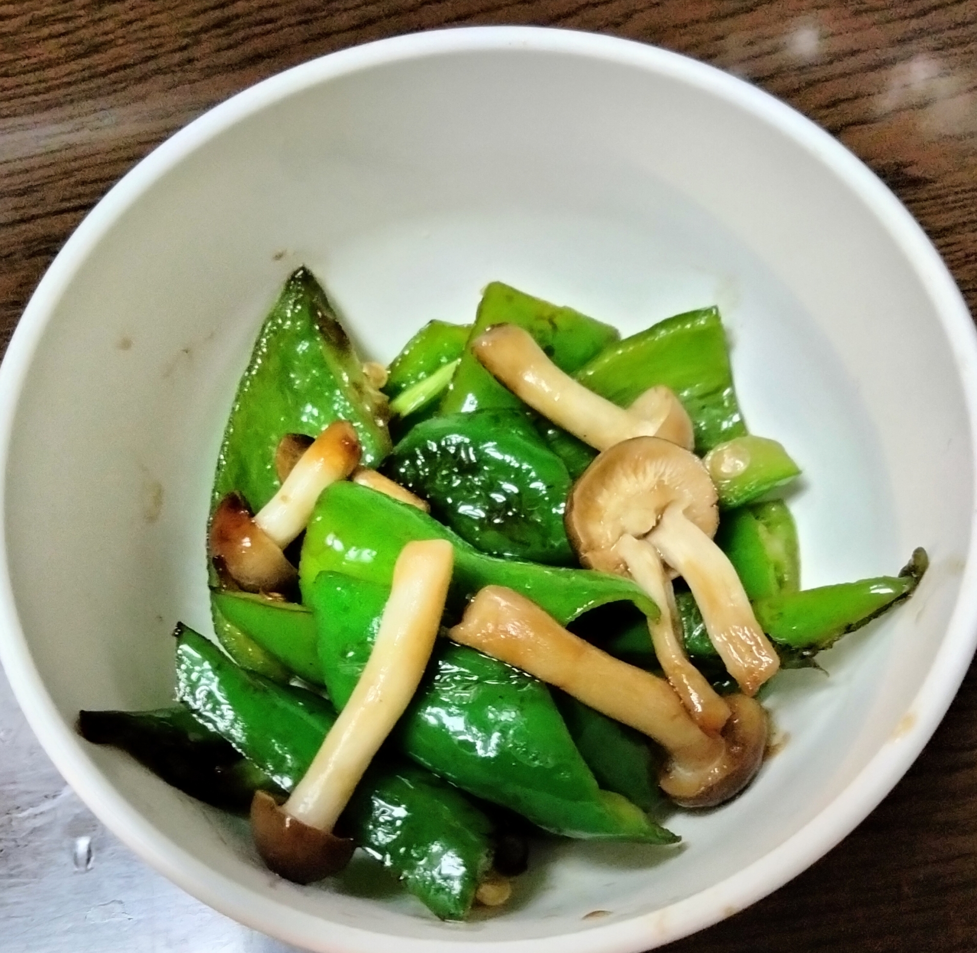 ピーマンとしめじのバタポン炒め