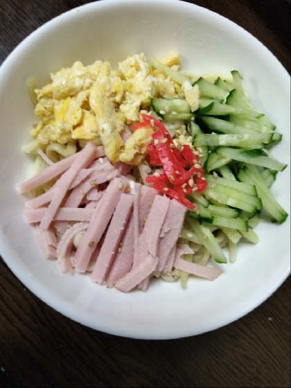 ボンレスハムと人参と玉子とトマトと胡瓜の冷麺