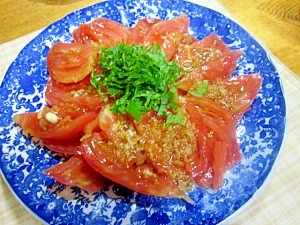 トマトのオニオン、ガーリックドレッシングサラダ