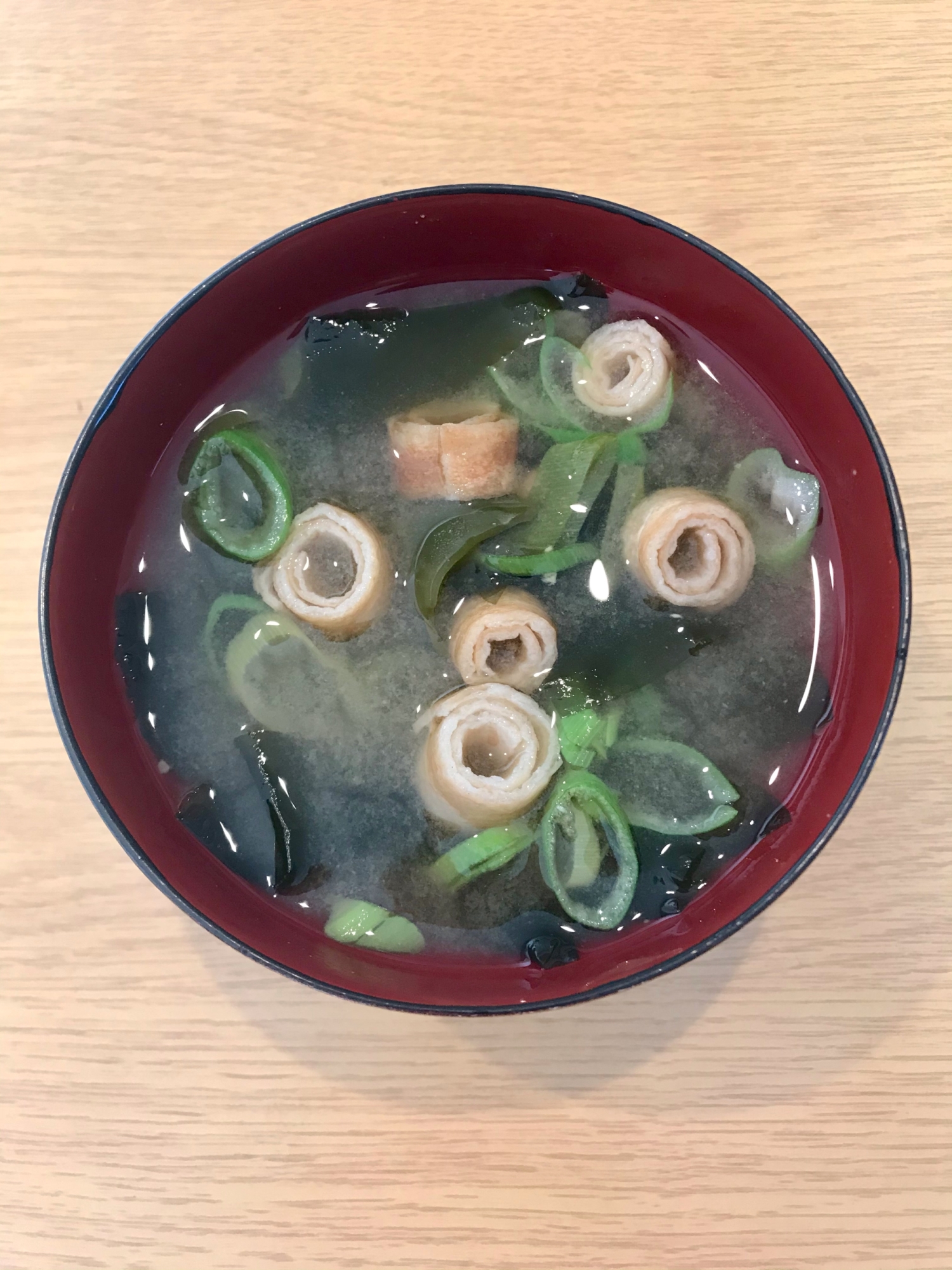 巻き麩とわかめと長ネギの味噌汁