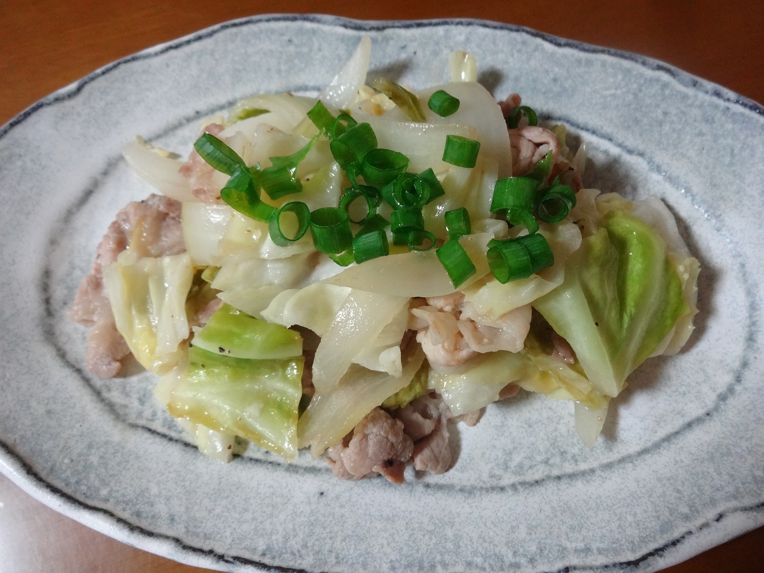 シンプルに！豚肉とキャベツの塩レモン炒め