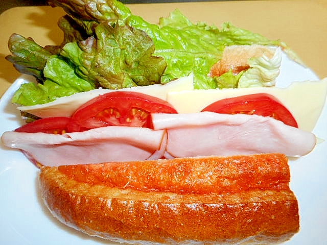 チーズ・ハム・トマト・サニーレタスのサンドイッチ