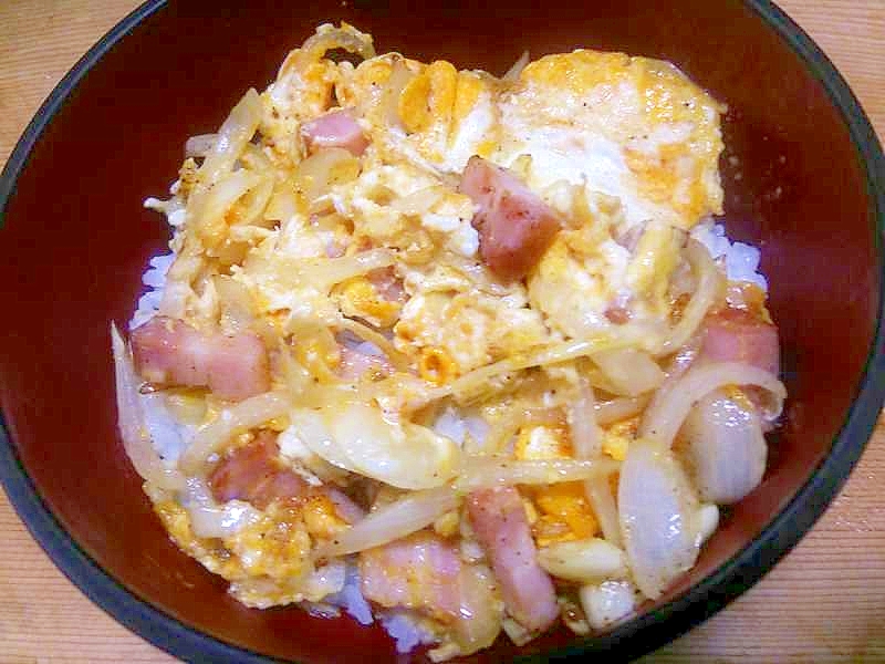 スクランブルエッグ丼/玉葱ベーコンマヨ