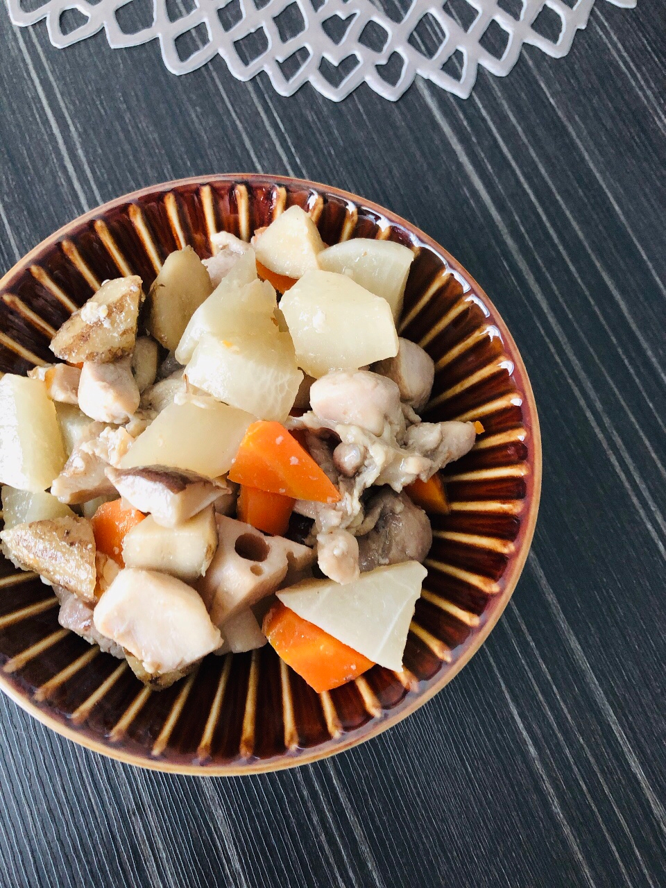 【簡単でヘルシー】鶏肉と根菜のにんにく味噌煮