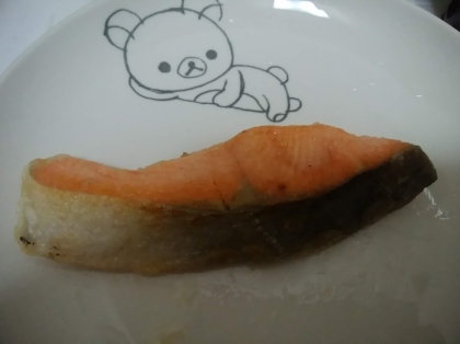 フライパンで鮭の塩焼き　手軽に焼けて美味しかったです☆