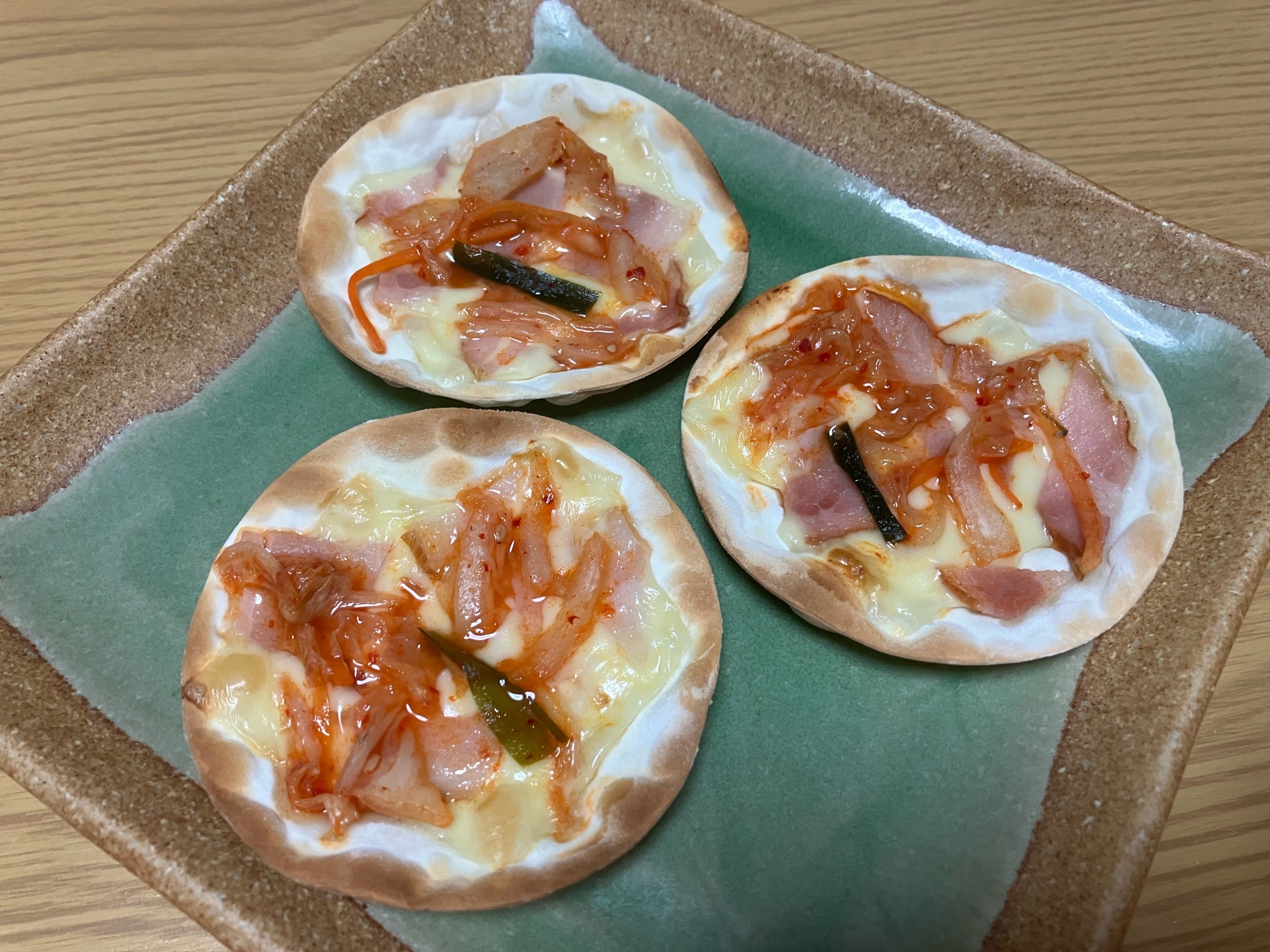 おつまみに！餃子の皮でキムチベーコンピザ♪