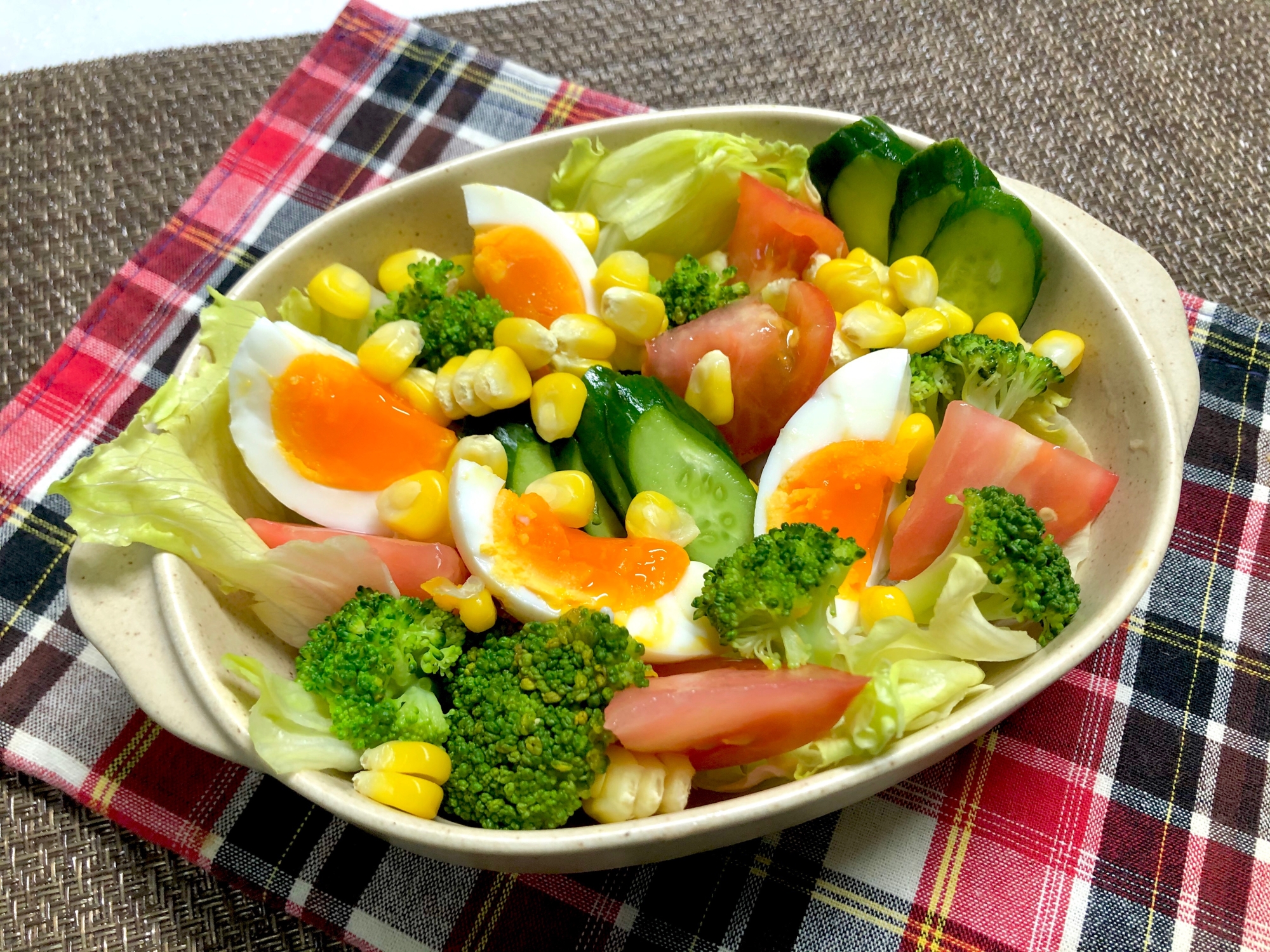 半熟卵と彩り野菜のサラダ