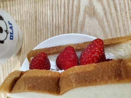 苺ジャム利用で５分❤苺とクリチのサンドイッチ♪