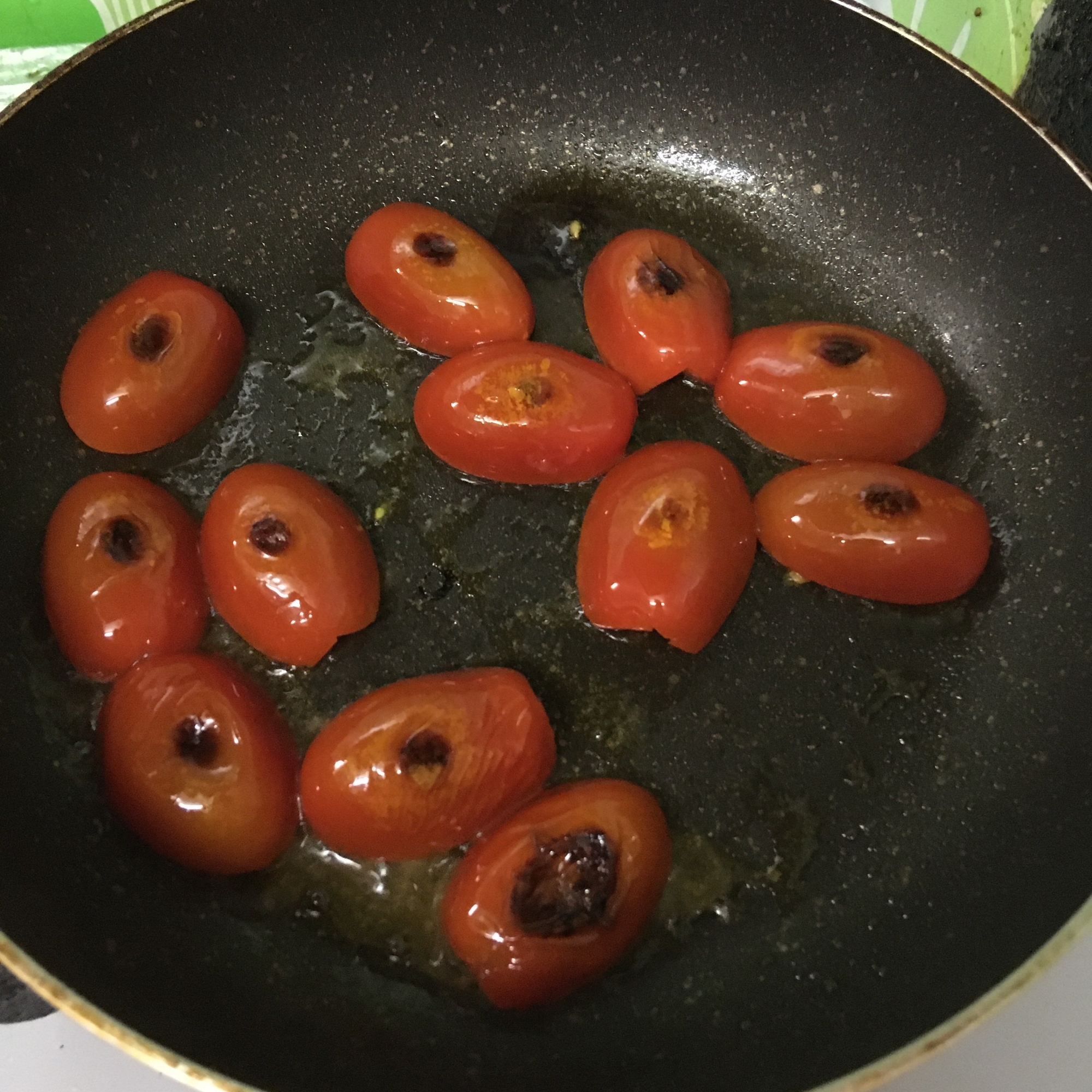 焼きトマト　オリーブオイル　ハーブ塩