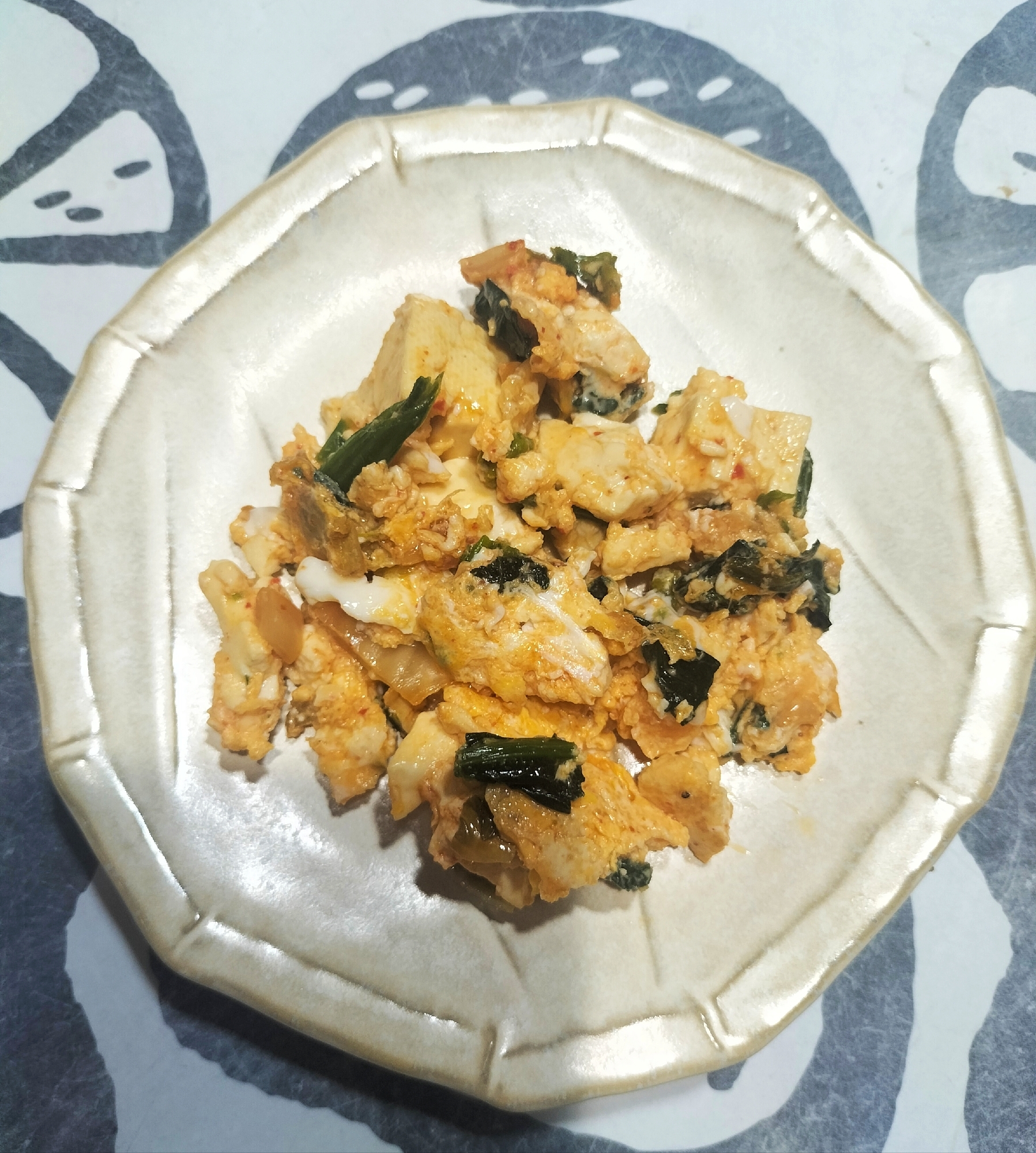 キムチと豆腐とほうれん草の卵炒め