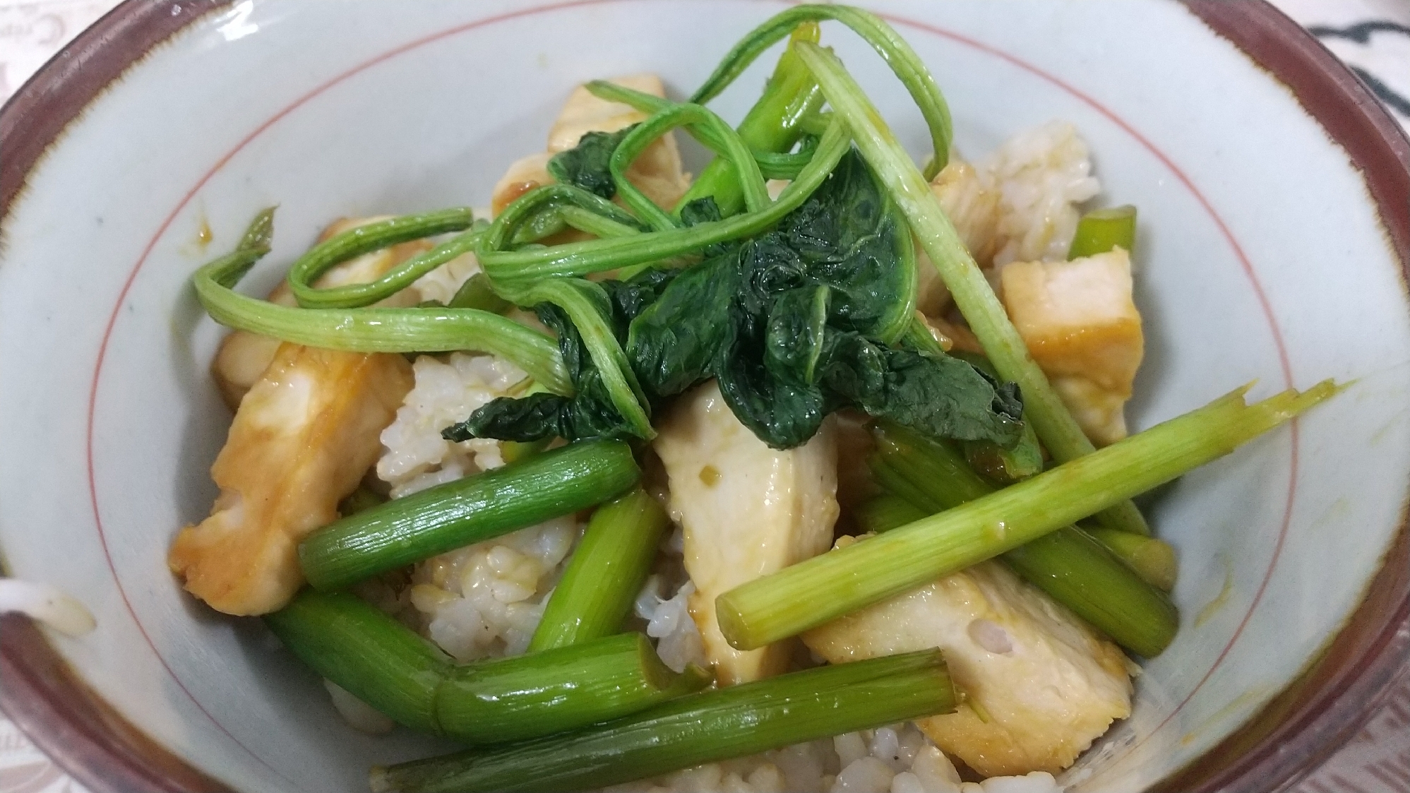 ほうれん草にんにくの芽サラダチキン丼