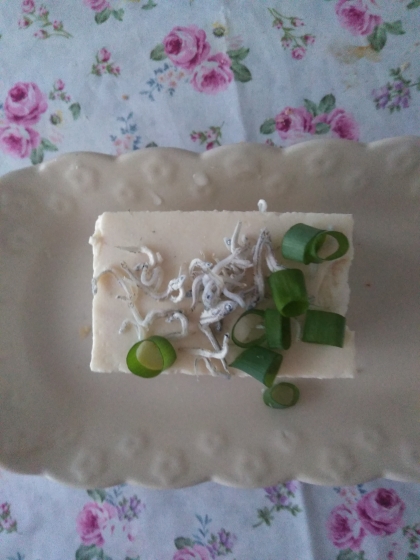 釜揚げしらすの冷奴