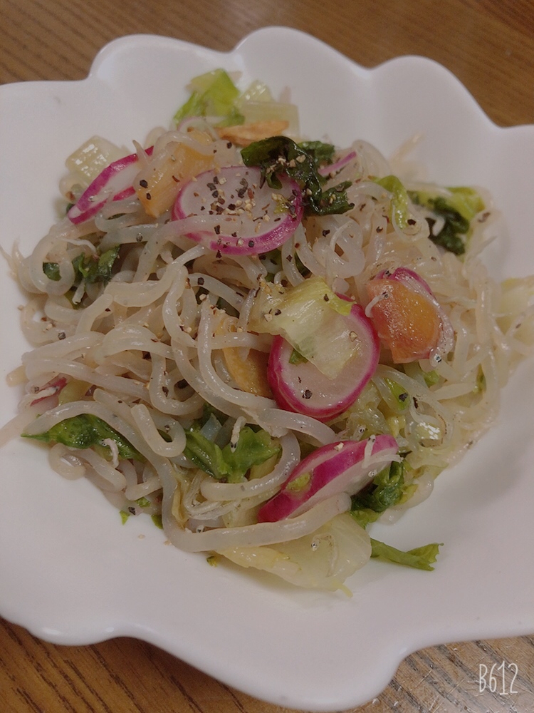 皿に盛られた、糸こんにゃくとじゃこのパスタ