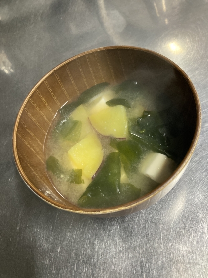 さつまいもと豆腐とわかめの味噌汁