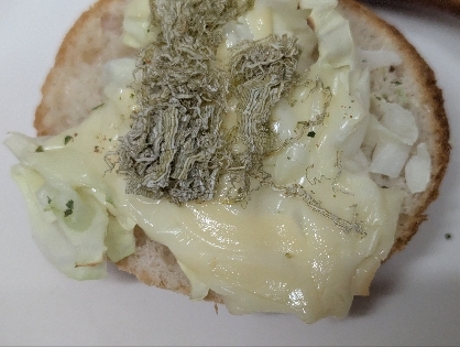 七味がけ☆キャベツととろろ昆布のチーズトースト