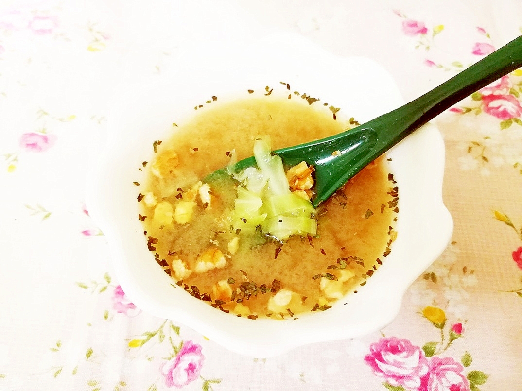 キャベツと胡桃の味噌スープ