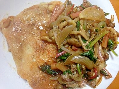 白い皿に盛られた鶏もも肉とスイスチャードのハチミツソテー