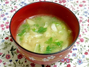 油揚げとセロリの葉の味噌汁