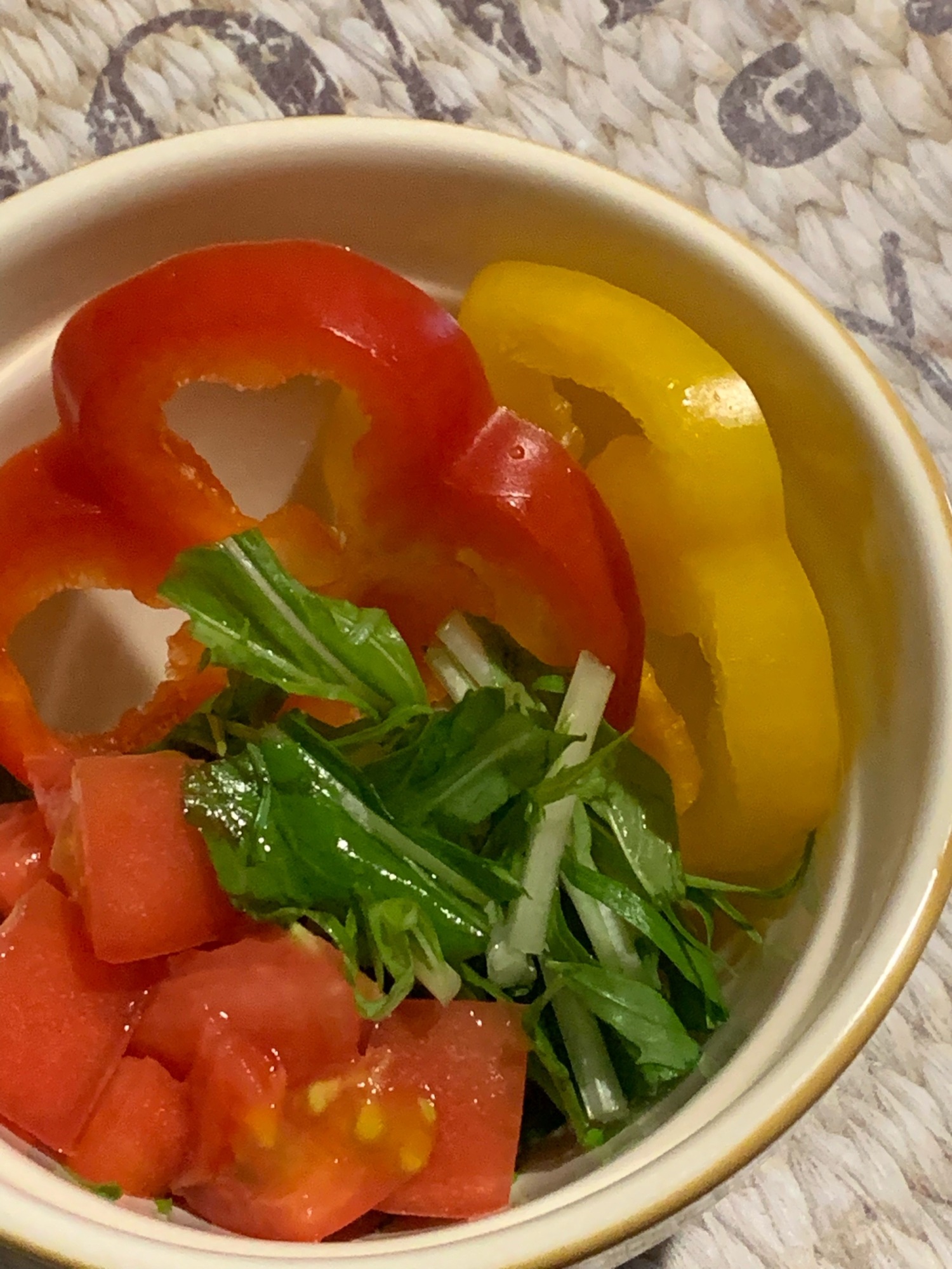 パプリカとトマト、水菜サラダ