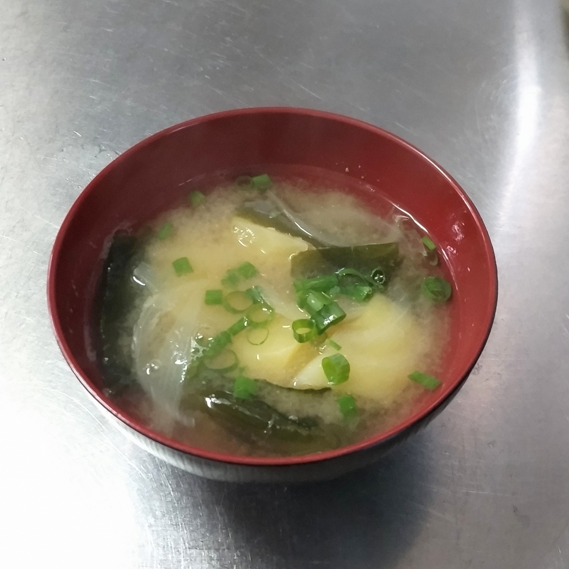 じゃがいもとワカメのお味噌汁
