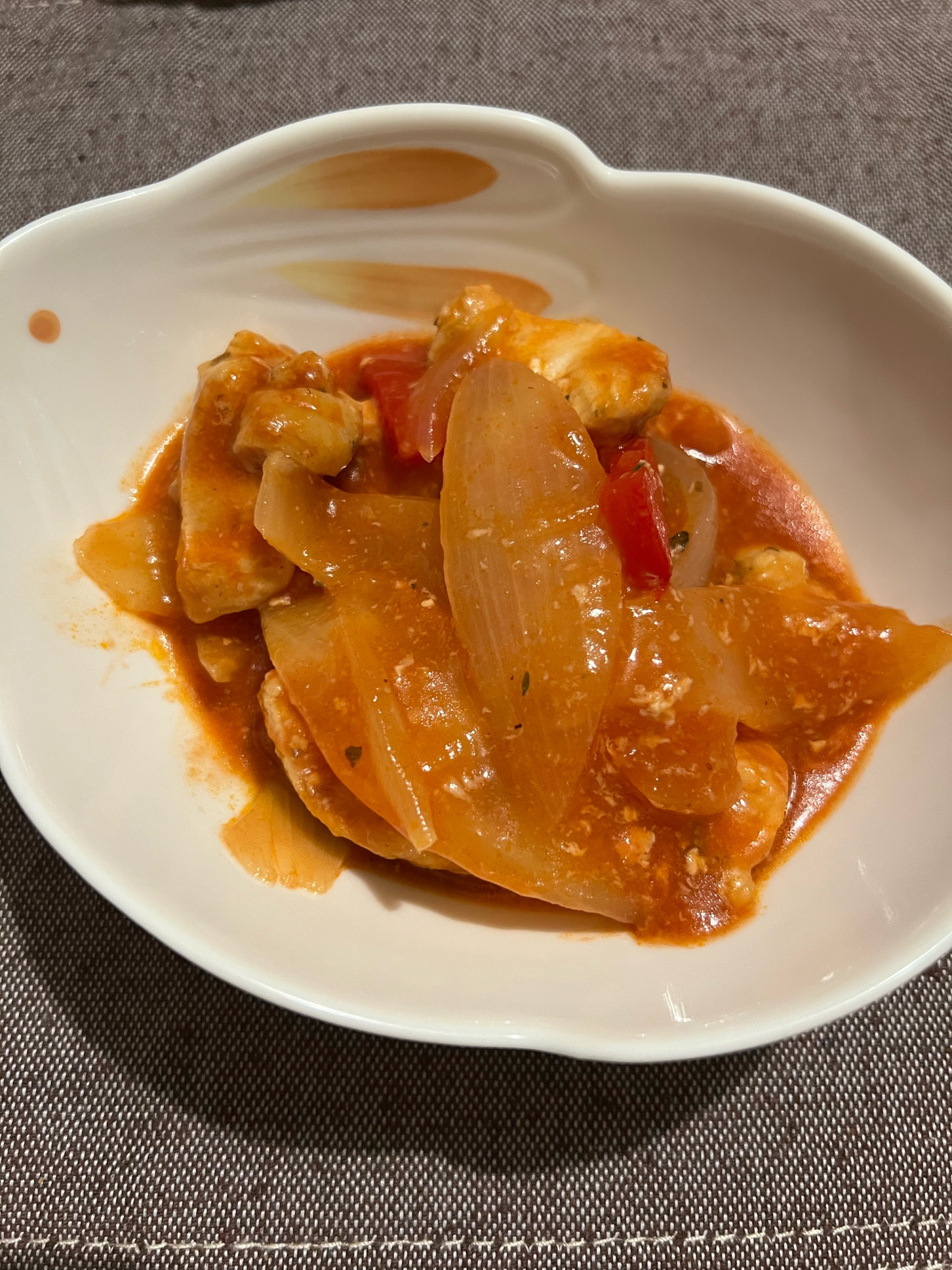 新玉ねぎと鶏むね肉のトマト煮込み
