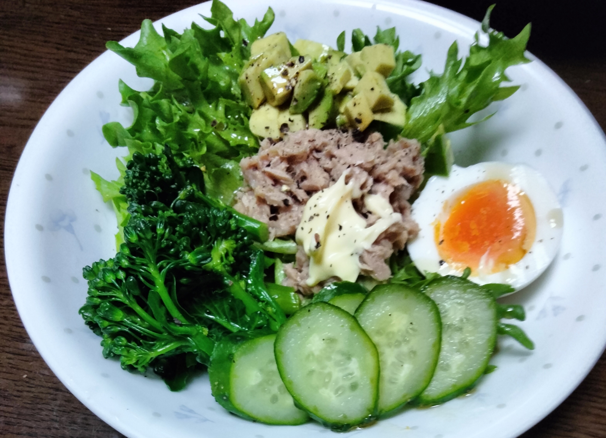 ツナゆで卵アボカドのせた野菜サラダ