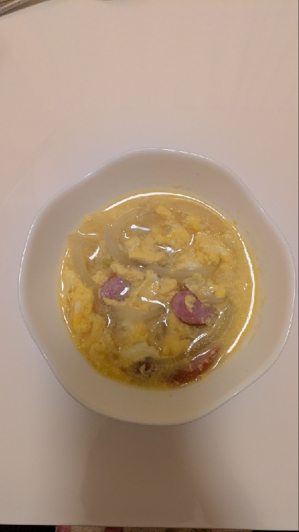 卵と玉ねぎとウインナーのコンソメスープ