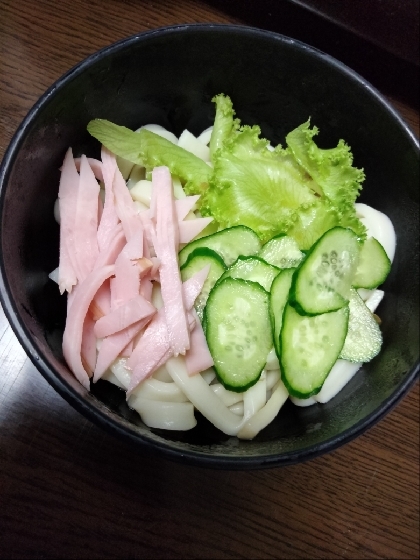 冷やしうどん（レタスハム）