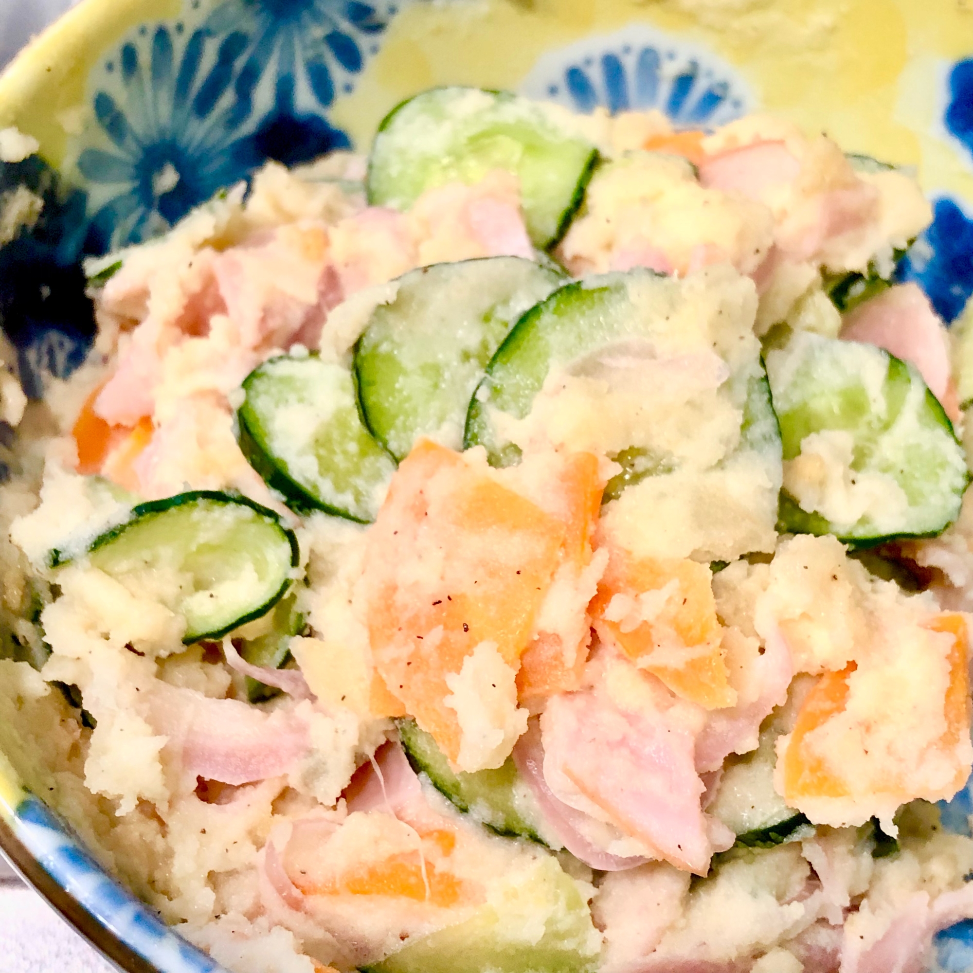 冷凍ポテトで作ったポテトサラダが皿に盛り付けられているところ