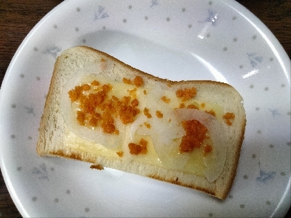 鮭フレークと玉ねぎのチーズトースト