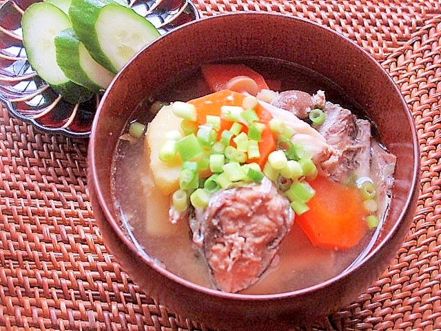 栄養満点!鯖の水煮とじゃがいもの味噌汁