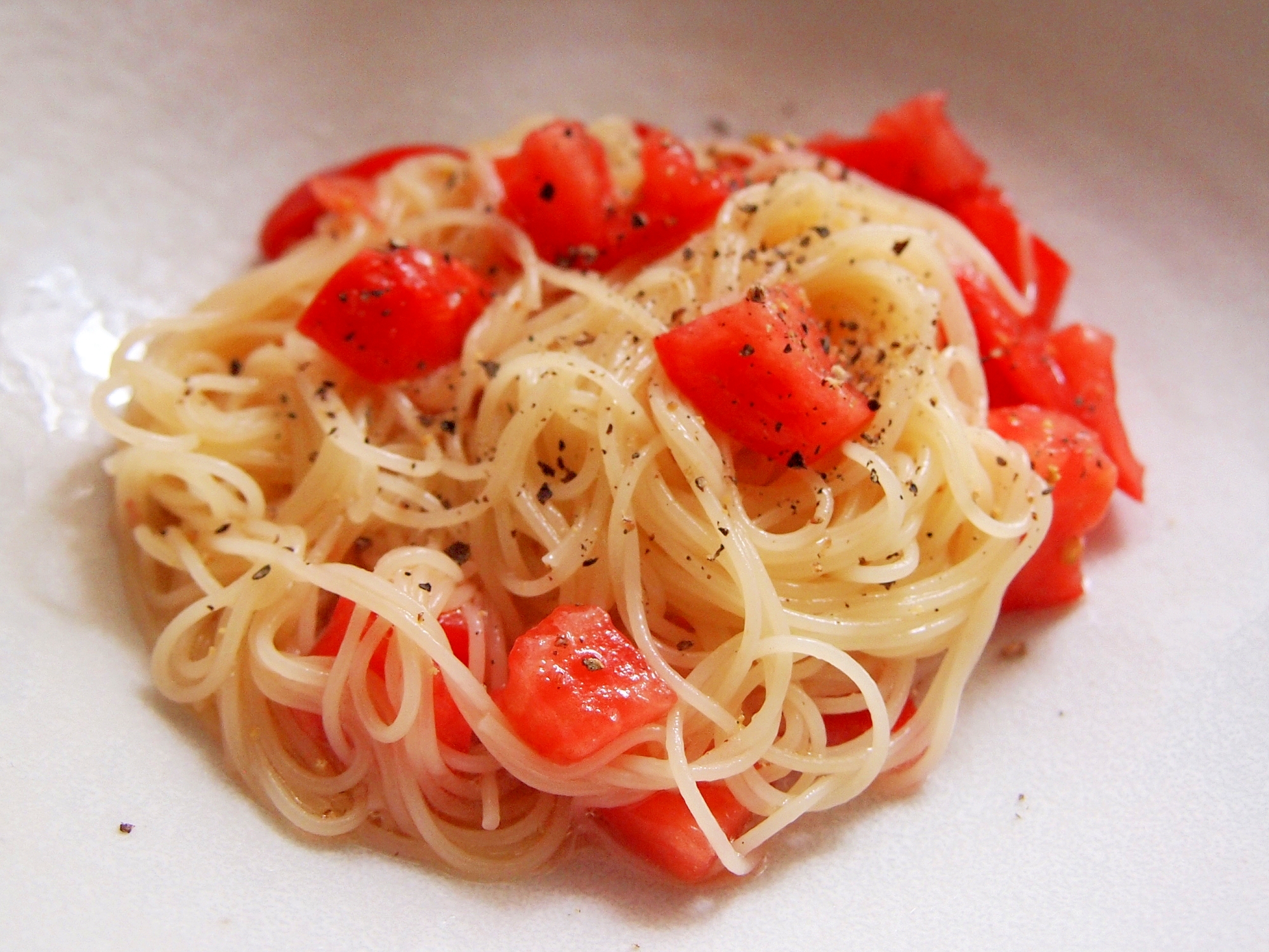 トマトとカッペリーニのシンプルサラダ