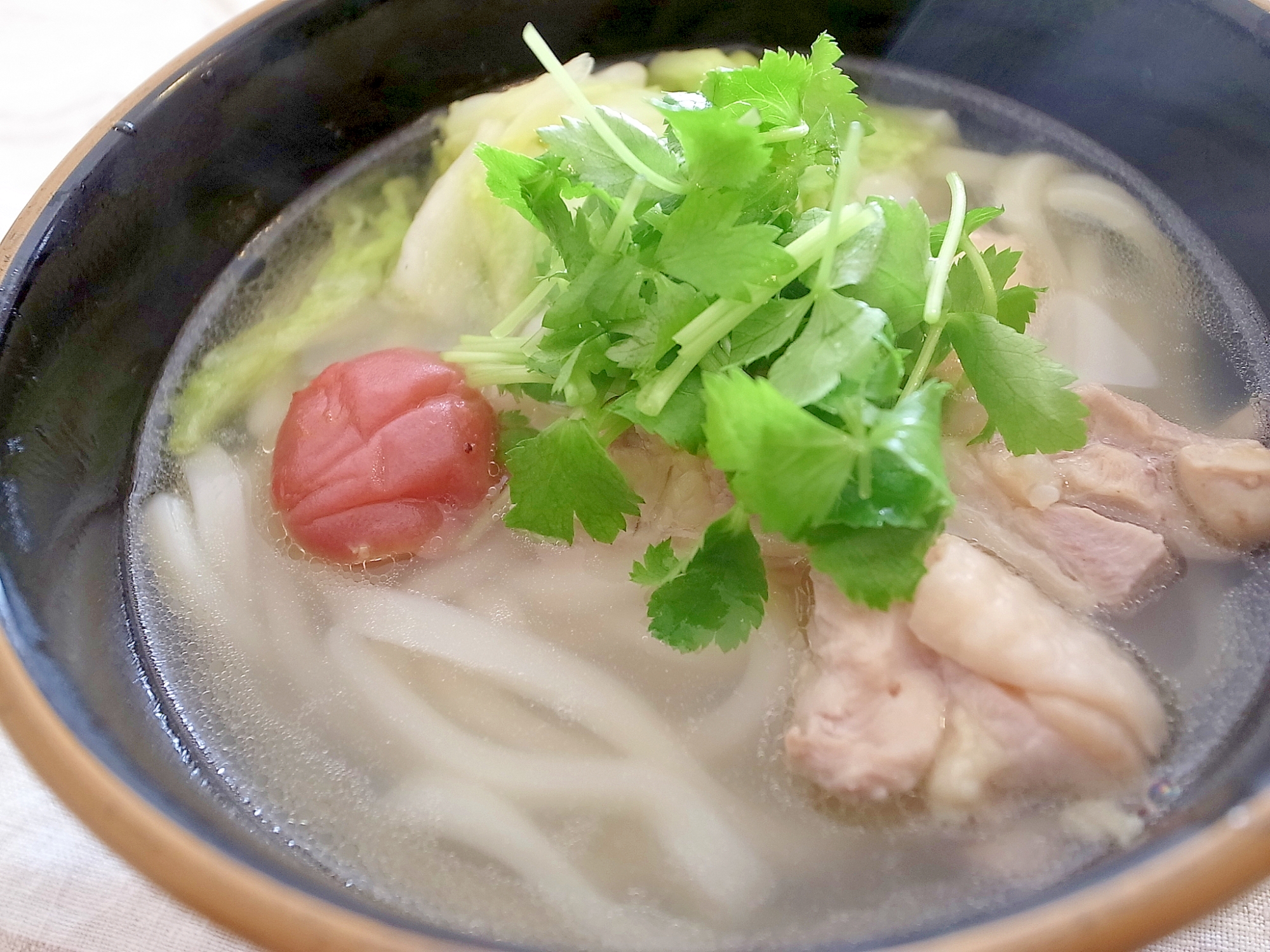 夜食にもぴったり！鶏ガラだしと梅のあっさりうどん。