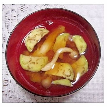 なすとしめじの味噌汁（昆布だし）