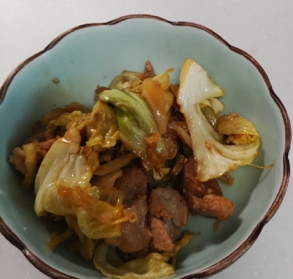 牛薄切り肉とキャベツのステーキソース炒め