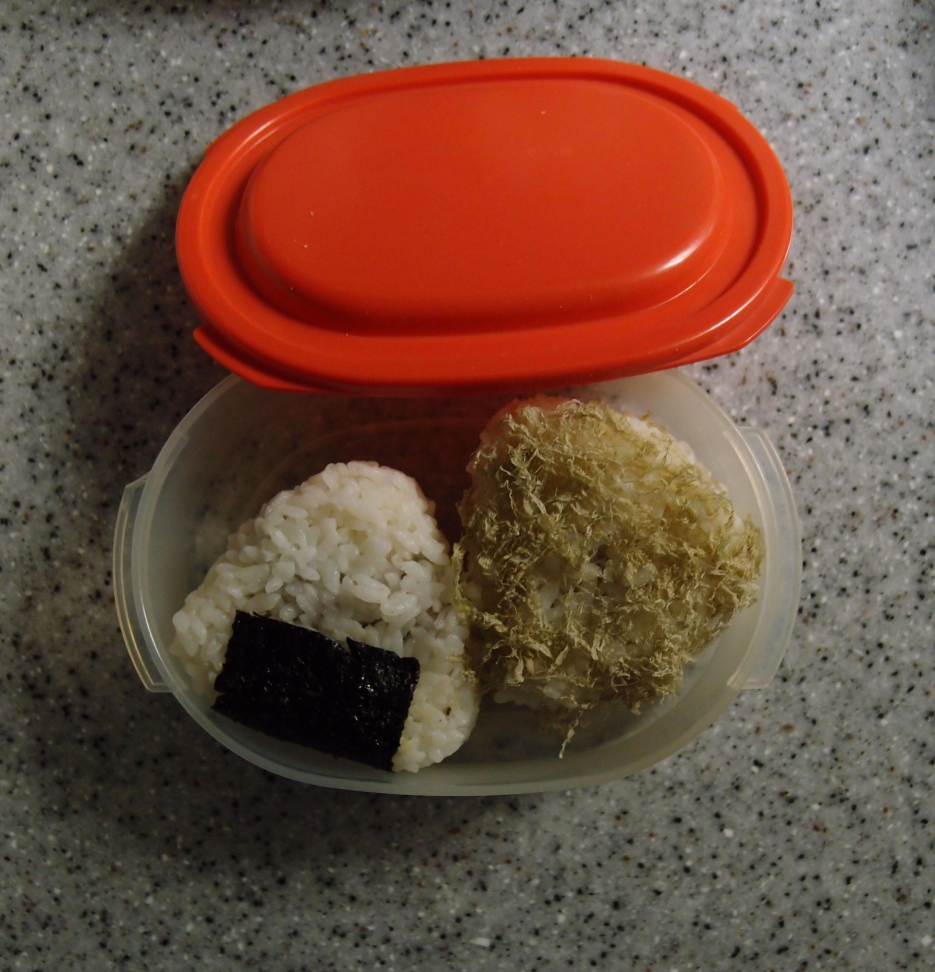 カレーパプリカのおにぎり弁当