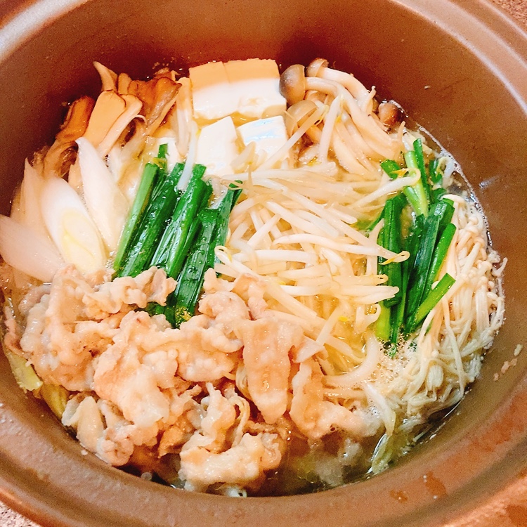 麺つゆ&ごま油で!にんにくガツンと豚バラもやし鍋。