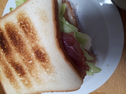 朝食に　生ハムと卵のホットサンド