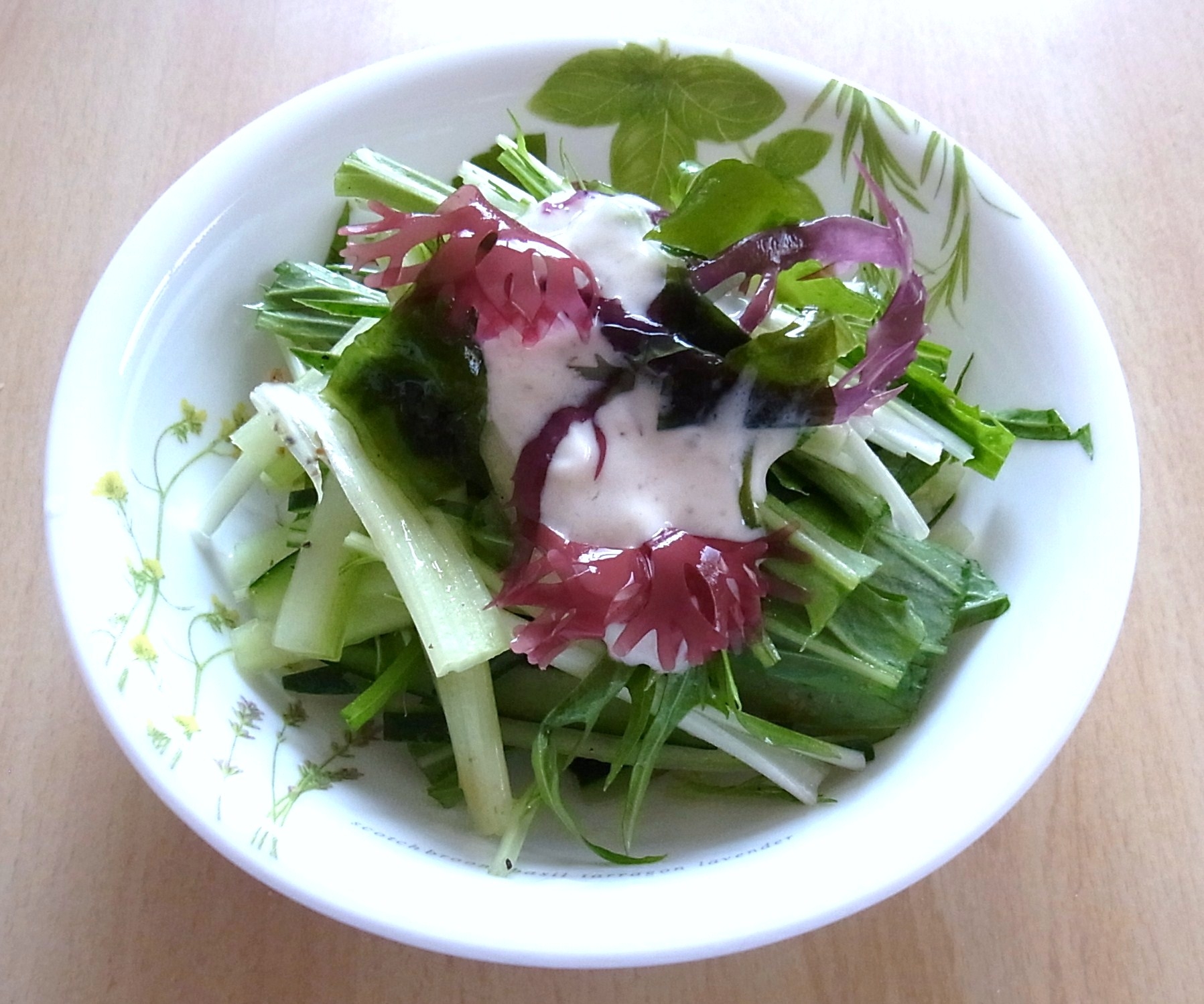 水菜とセロリのヨーグルトドレッシングサラダ