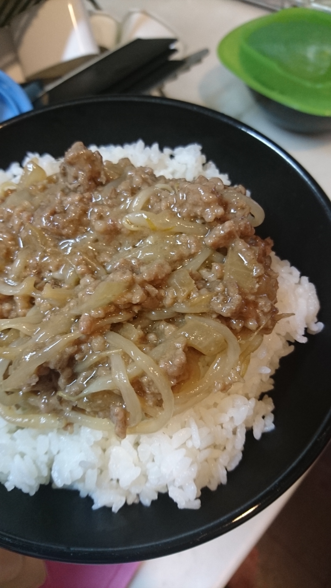 節約レシピ☆ぱぱがはまった挽き肉ともやしのどんぶり