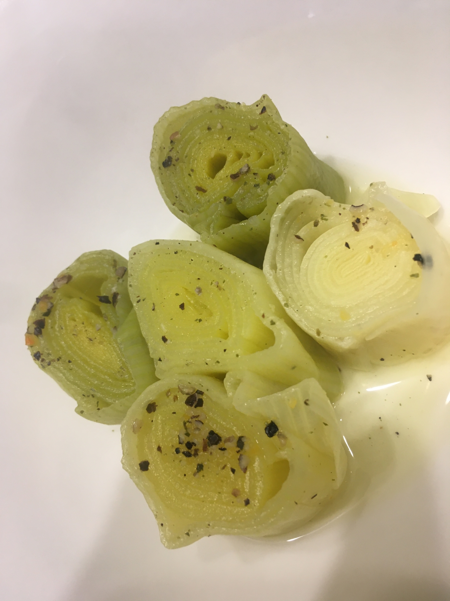 器に盛られたリーキのコンソメ煮