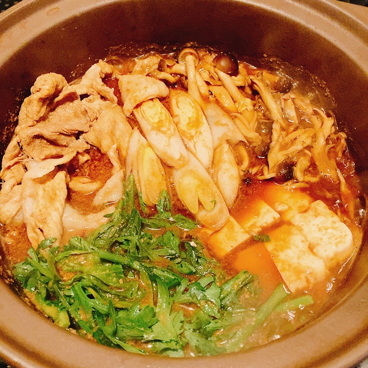 赤だし味噌と豆板醤で、ピリ辛味噌豚鍋♪