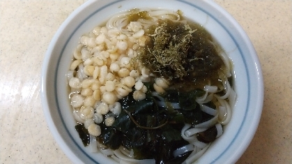 セールで大量購入の稲庭うどん。そこでこのレシピ、簡単に出来て大変美味しかったです。感謝!!　しかも各具材は保存がきくものばかり。ただ、お汁は多すぎて残りました。