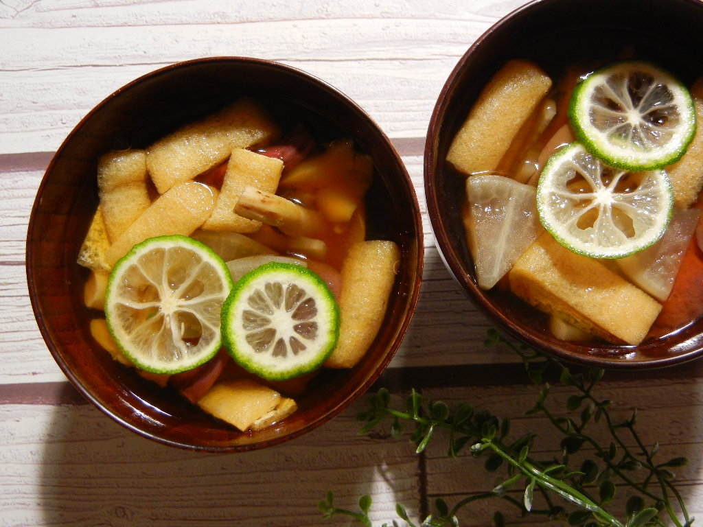 汁椀に盛り付けられたアミタケのお吸い物