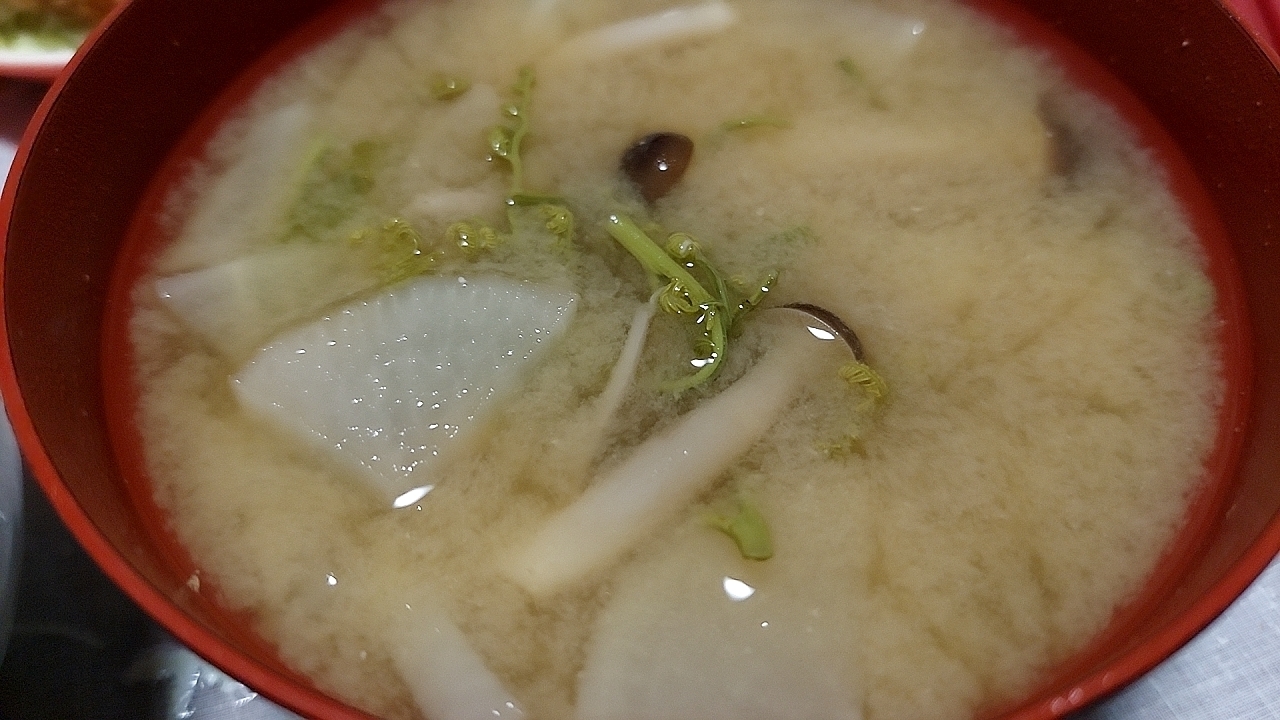 大根とわらびとしめじの味噌汁