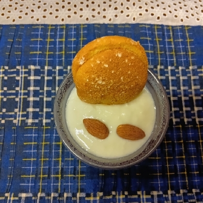 チーズケーキとアーモンドのシナモン風味ヨーグルト